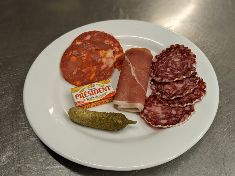 Assiette de charcuterie l'occitan